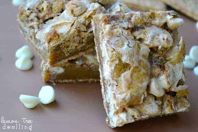 Cinnamon S'more Blondies don't need any campfire to enjoy! These chewy blondies will have you dreaming of summer