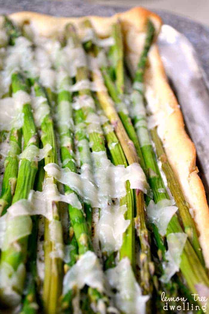 Asparagus Crescent Squares are made with fresh asparagus paired with creamy Parmesan-Peppercorn cheese and crescent bread. A perfect side dish for Easter or a delicious appetizer for brunch!