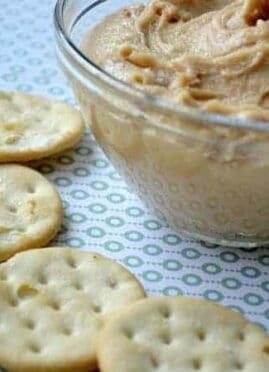 These Dad's Peanut Butter Frosting Crackers will be your new favorite treat! A delicious peanut butter frosting sandwiched between two buttery crackers. This will be a decadent late night snack!
