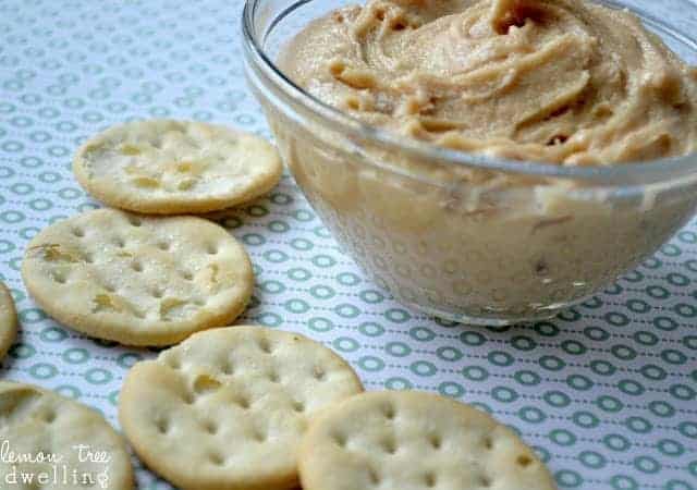 These Dad's Peanut Butter Frosting Crackers will be your new favorite treat! A delicious peanut butter frosting sandwiched between two buttery crackers. This will be a decadent late night snack!