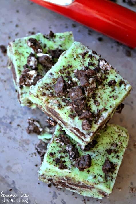 No-Bake Mint Oreo Fudge - Lemon Tree Dwelling No-Bake Mint Oreo Fudge is a quick and easy dessert ready to share with others. This 5 minute treat is a rich and creamy peppermint fudge filled and sprinkled with chocolatey Oreo cookies.
