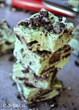 No-Bake Mint Oreo Fudge is a quick and easy dessert ready to share with others. This 5 minute treat is a rich and creamy peppermint fudge filled and sprinkled with chocolatey Oreo cookies.