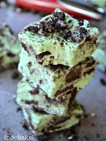 No-Bake Mint Oreo Fudge is a quick and easy dessert ready to share with others. This 5 minute treat is a rich and creamy peppermint fudge filled and sprinkled with chocolatey Oreo cookies.