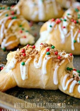 White Chocolate Gingerbread Crescent Rolls are a 5-minute decadent breakfast roll. Chocolate, cream cheese, gingersnap. A perfect holiday breakfast treat!