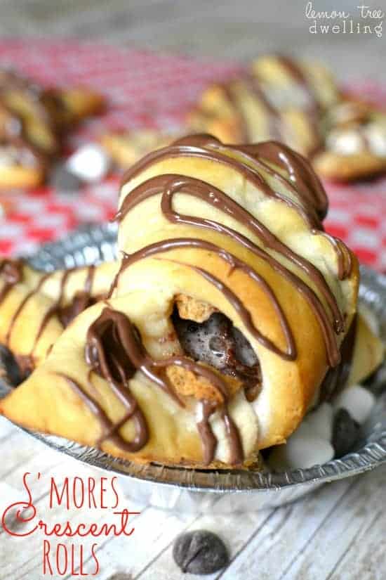 S'mores Crescent Rolls, see more at http://homemaderecipes.com/course/pastas-bread/16-crescent-roll-recipes/ 