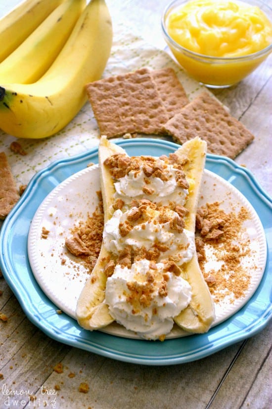 Skinny Banana Cream Pie Boats - just 4 ingredients & a perfect (guilt-free) summer treat!