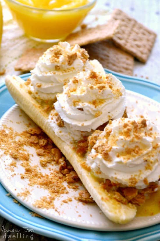 Skinny Banana Cream Pie Boats - just 4 ingredients & a perfect (guilt-free) summer treat!