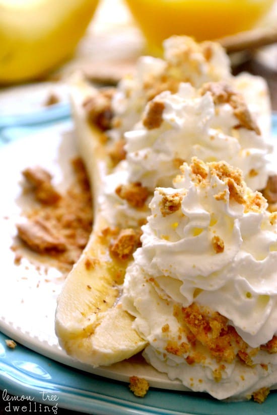 Skinny Banana Cream Pie Boats - just 4 ingredients & a perfect (guilt-free) summer treat!