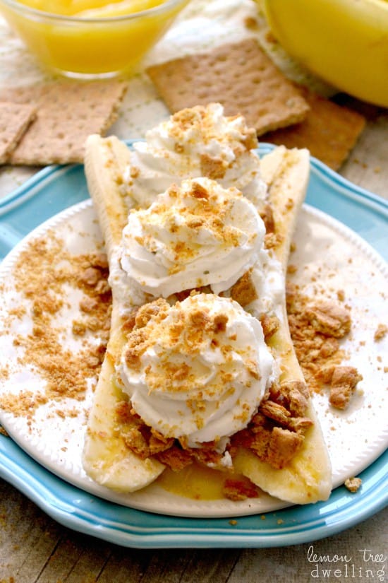 Skinny Banana Cream Pie Boats - just 4 ingredients & a perfect (guilt-free) summer treat!