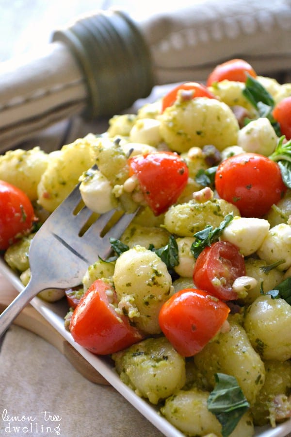 Pesto Caprese Gnocchi  - just 6 ingredients to the perfect summer dish!