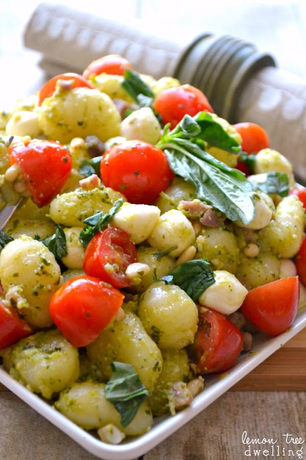 Pesto Caprese Gnocchi  - just 6 ingredients to the perfect summer dish!