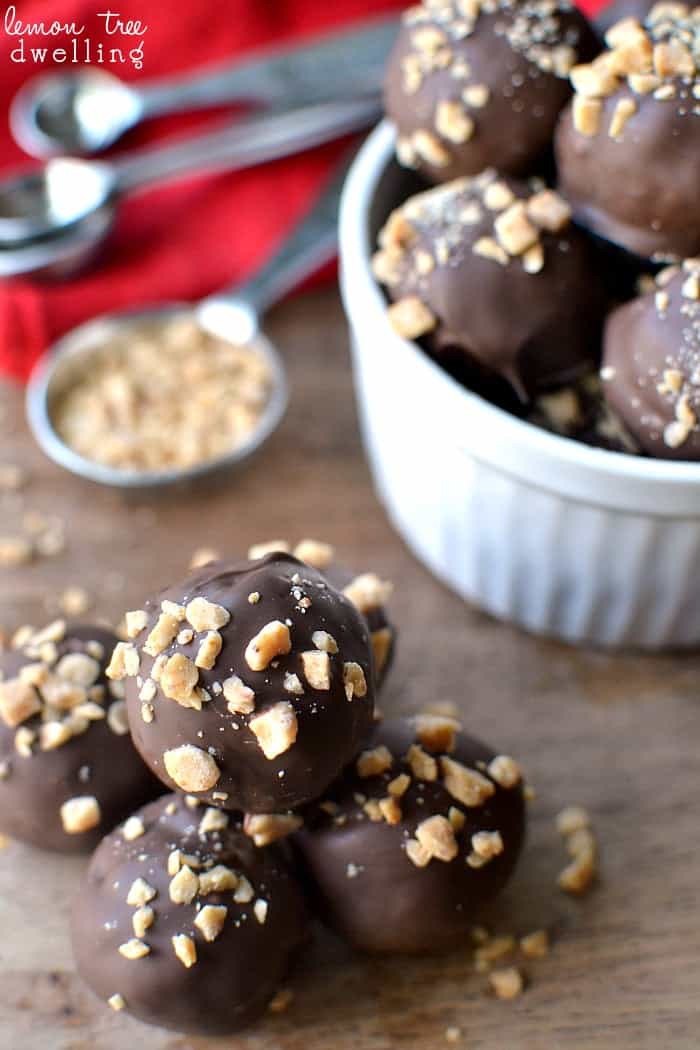 Crispy Peanut Butter Toffee Truffles - these make the BEST gifts!