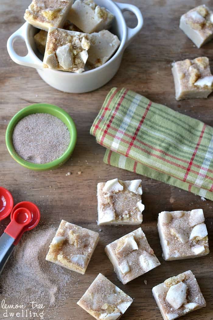Easy Dessert Recipe - This Snickerdoodle Fudge  is for sure to become a holiday recipe favorite! Perfect for neighbor gifts. Pin it now and make it later! 