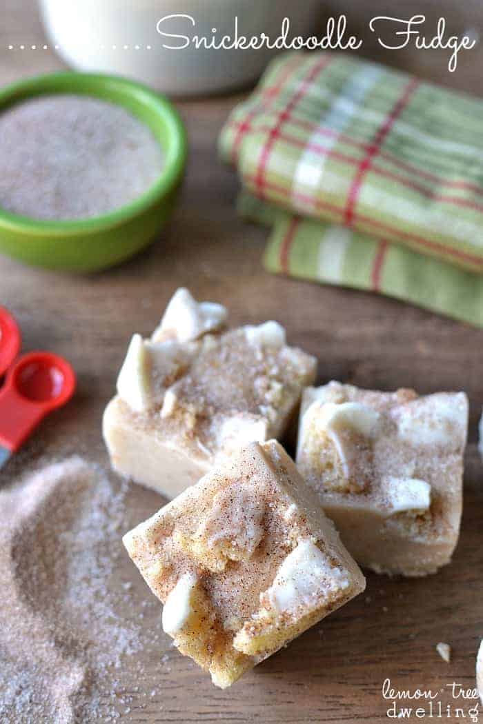 Easy Dessert Recipe - This Snickerdoodle Fudge  is for sure to become a holiday recipe favorite! Perfect for neighbor gifts. Pin it now and make it later! 