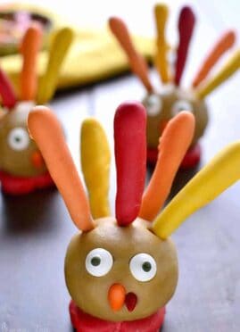 Thanksgiving Cookie Dough Turkeys are simple, delicious, and fun for Thanksgiving! A great dessert recipe for a class party or Thanksgiving dinner.