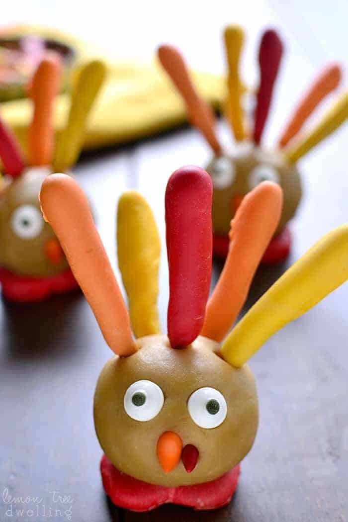 Thanksgiving Cookie Dough Turkeys are simple, delicious, and fun for Thanksgiving! A great dessert recipe for a class party or Thanksgiving dinner.