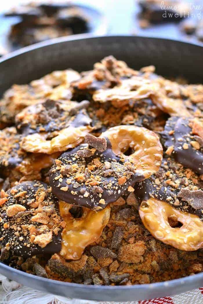 These Butterfinger Pretzel Crisps combine salty pretzel crisps with milk chocolate, a hint of rum extract, and BUTTERFINGERS! You better believe these will become your new favorite snack!
