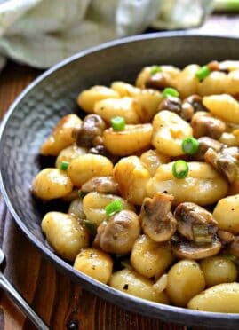 This Mushroom Marsala Gnocchi has all the flavors of chicken marsala, without the chicken! Perfect for Meatless Monday or for a delicious vegetarian option.