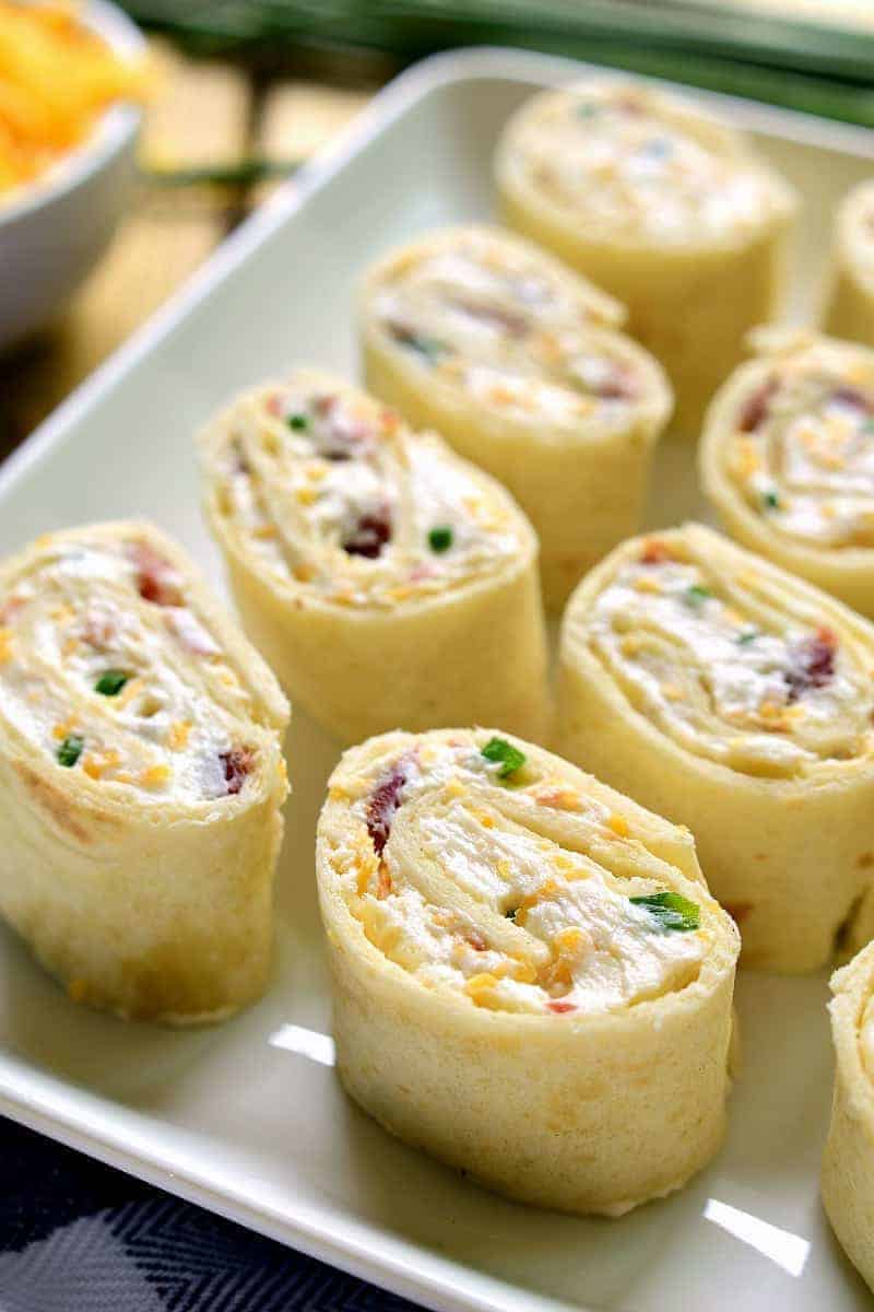 Diese Bacon-Cheddar-Ranch-Pinwheels sind das perfekte Party-Essen! Vollgepackt mit Bacon, Cheddar-Käse und cremigem Ranch-Geschmack werden sie sicher zu jedermanns neuem Lieblingsessen!'re sure to become everyone's new favorite!