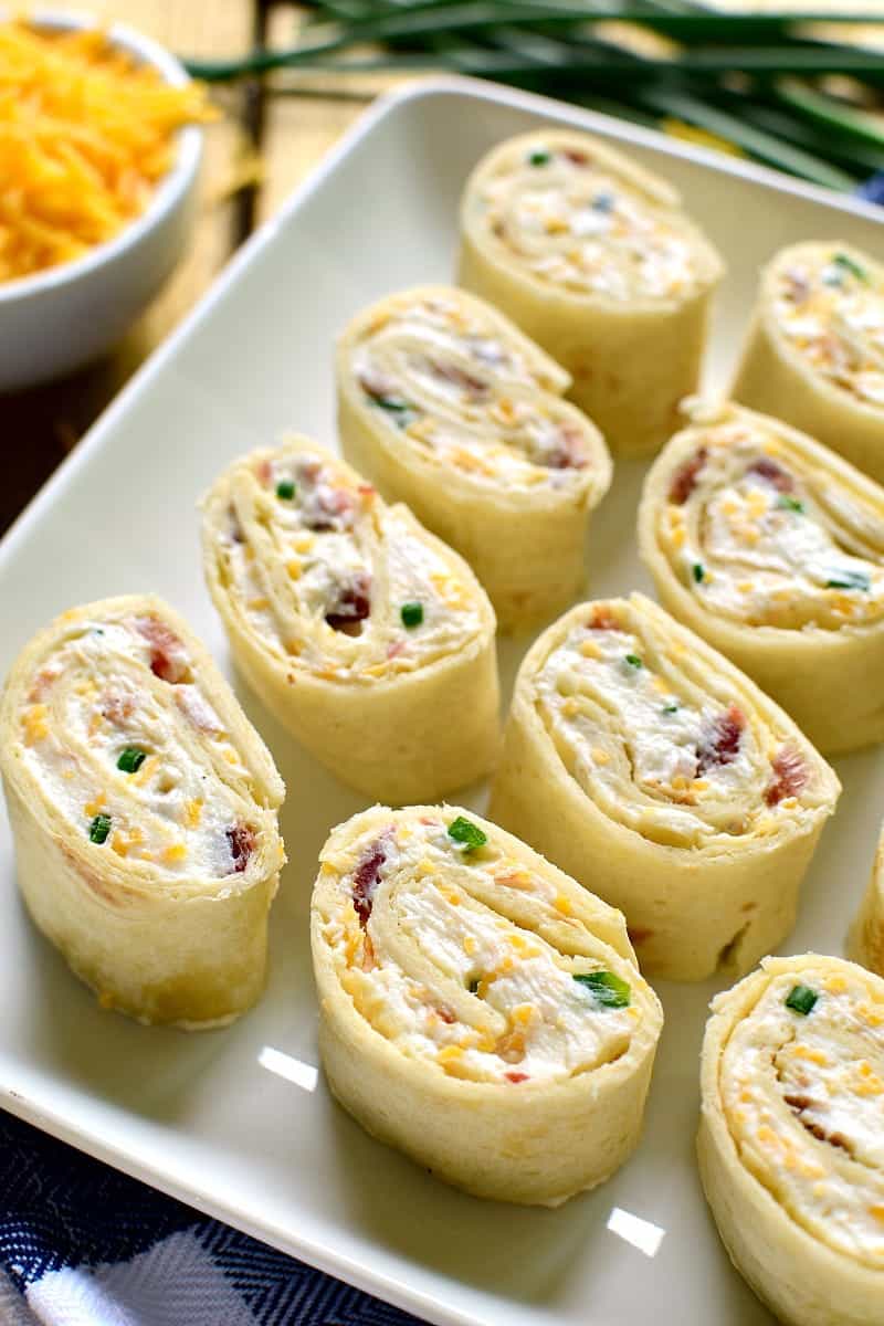 Diese Bacon-Cheddar-Ranch-Pinwheels sind das perfekte Party-Essen! Vollgepackt mit Bacon, Cheddar-Käse und cremigem Ranch-Geschmack werden sie sicher zu jedermanns neuem Lieblingsessen!'re sure to become everyone's new favorite!