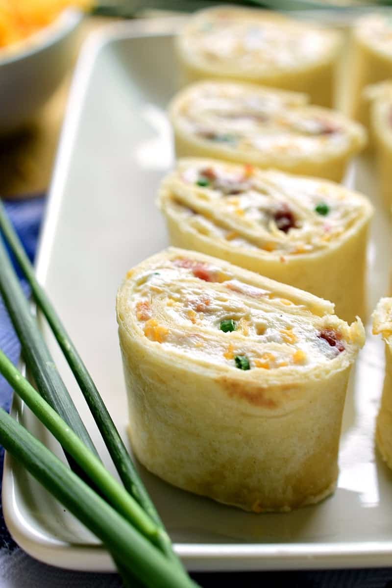 Bacon-Cheddar-Ranch-Pinwheels 5Diese Bacon-Cheddar-Ranch-Pinwheels sind das perfekte Party-Essen! Vollgepackt mit Speck, Cheddar-Käse und cremigem Ranch-Geschmack, werden sie sicher zu jedermanns neuem Lieblingsessen!'re sure to become everyone's new favorite!
