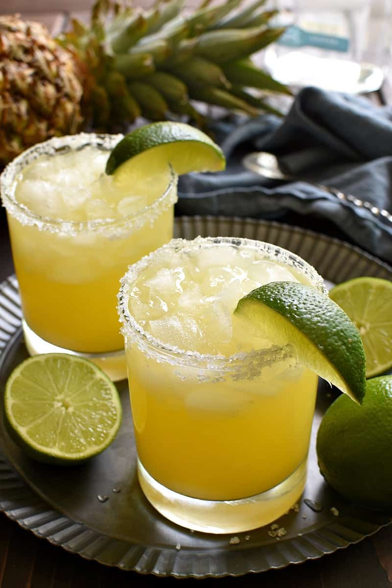 dessa ananas Margaritas är en härligt söt, uppfriskande twist på originalet! Tillverkad med bara 4 enkla ingredienser och perfekt för happy hour, helger och hela sommaren!