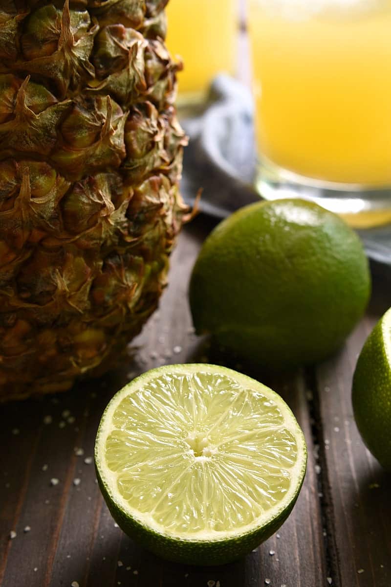  Ces Margaritas à l'ananas sont une touche délicieusement sucrée et rafraîchissante de l'original! Fabriqué avec seulement 4 ingrédients simples et parfait pour l'happy hour, les week-ends et tout l'été!