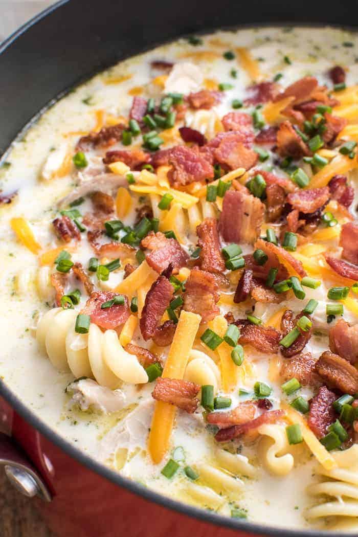 vem älskar inte hemlagad kycklingnudelsoppa....speciellt när det är sparkat upp ett hack!? Denna Bacon Cheddar Ranch kyckling nudelsoppa tar det klassiska receptet till en ny nivå med tillägg av cheddarost, ranch krydda, gräslök, och...självklart...bacon! Perfekt för de kalla vintermånaderna och lika utsökt året runt, om du älskar en god krämig kycklingnudelsoppa kommer du att älska detta recept!'t love homemade chicken noodle soup....especially when it's kicked up a notch!? This Bacon Cheddar Ranch Chicken Noodle Soup takes the classic recipe to a new level with the addition of cheddar cheese, ranch seasoning, chives, and...of course...bacon! Perfect for the cold months of winter and equally delicious all year round, if you love a good creamy chicken noodle soup, you'll love this recipe! 