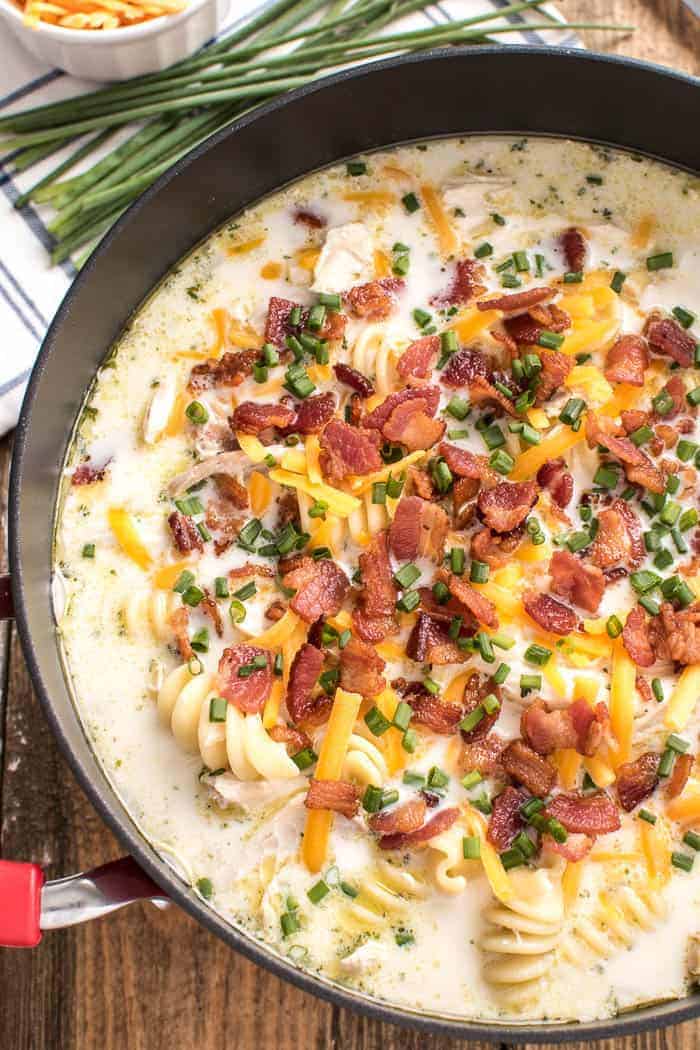 Qui n'aime pas la soupe de nouilles au poulet maison....surtout quand ça monte d'un cran !? Cette soupe de nouilles au poulet Ranch au Cheddar au bacon porte la recette classique à un nouveau niveau avec l'ajout de fromage cheddar, d'assaisonnement ranch, de ciboulette et...bien sûr...bacon! Parfaite pour les mois froids de l'hiver et tout aussi délicieuse toute l'année, si vous aimez une bonne soupe crémeuse de nouilles au poulet, vous adorerez cette recette!'t love homemade chicken noodle soup....especially when it's kicked up a notch!? This Bacon Cheddar Ranch Chicken Noodle Soup takes the classic recipe to a new level with the addition of cheddar cheese, ranch seasoning, chives, and...of course...bacon! Perfect for the cold months of winter and equally delicious all year round, if you love a good creamy chicken noodle soup, you'll love this recipe! 