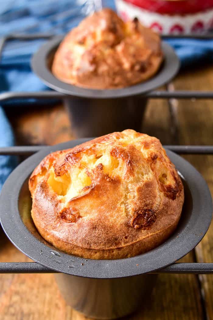  Bringen Sie Ihre Brötchen mit diesen Speck-Cheddar-Popovern auf die nächste Stufe! Sie sind wie traditionelle Popovers - leicht, luftig und knusprig an den Rändern - mit der köstlichen Zugabe von Speck und Cheddar-Käse. Diese Popovers sind die perfekte Beilage für jede Mahlzeit und können sogar als Frühstück dienen. Und das Beste von allem, sie sind so einfach zu machen. Nur 6 Zutaten und 5 Minuten Vorbereitung sind alles, was es für diese leckeren Speck-Käse-Popovers braucht - garantiert ein Favorit!