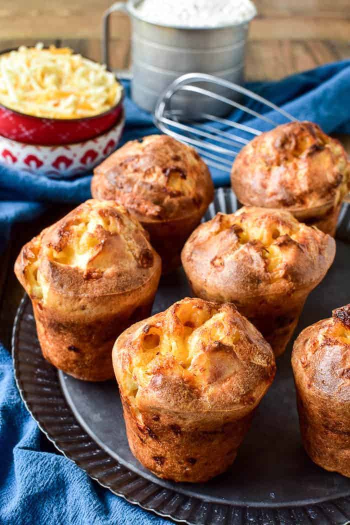  Faites passer vos petits pains au niveau supérieur avec ces Popovers au bacon et au Cheddar! Ils ressemblent aux popovers traditionnels - légers, aérés et croustillants sur les bords - avec l'ajout délicieux de bacon et de fromage cheddar. Ces popovers sont le plat d'accompagnement parfait pour n'importe quel repas et peuvent même servir de petit-déjeuner. Et le meilleur de tous, ils sont si faciles à fabriquer. Seulement 6 ingrédients et 5 minutes de préparation suffisent pour ces délicieux popovers au fromage au bacon - garantis pour devenir un favori!