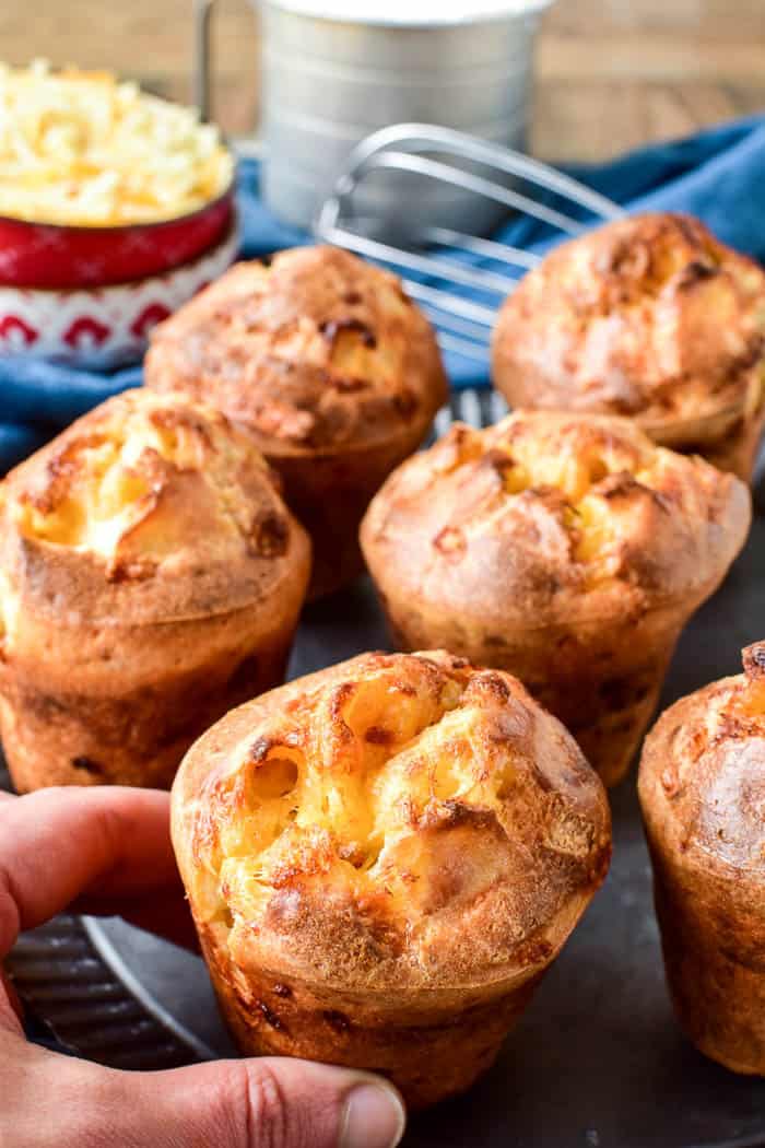 breng je broodjes naar het volgende niveau met deze Bacon Cheddar Popovers! Ze zijn net als traditionele popovers - licht, luchtig en krokant aan de randen - met de heerlijke toevoeging van spek en cheddar kaas. Deze popovers zijn het perfecte bijgerecht voor elke maaltijd en kunnen zelfs verdubbelen als ontbijt. En het beste van alles, ze zijn zo makkelijk te maken. Slechts 6 ingrediënten en 5 minuten prep is alles wat nodig is voor deze lekkere bacon cheese popovers-gegarandeerd een favoriet te worden!