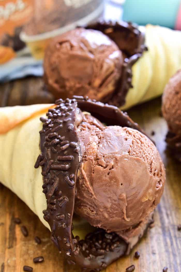 Leve o seu cone de gelado favorito de Verão ao nível seguinte com Cones de açúcar caseiros! Estes cones são fáceis de fazer, com apenas um punhado de ingredientes, e têm um sabor espantoso. O melhor de tudo, não é necessário fazer cones de waffle. O que significa que qualquer pessoa os pode fazer! Estes cones de gelado caseiros podem ser feitos no forno ou no fogão, e podem ser facilmente feitos em diferentes tamanhos e decorados para diferentes ocasiões. São a forma FÁCIL de tornar ainda melhor os seus gelados preferidos!'s no waffle cone maker required. Which means anyone can make them! These homemade ice cream cones can be made in the oven or on the stovetop, and they can easily be made in different sizes and decorated for different occasions. They're the perfect EASY way to make your favorite frozen treats even better!