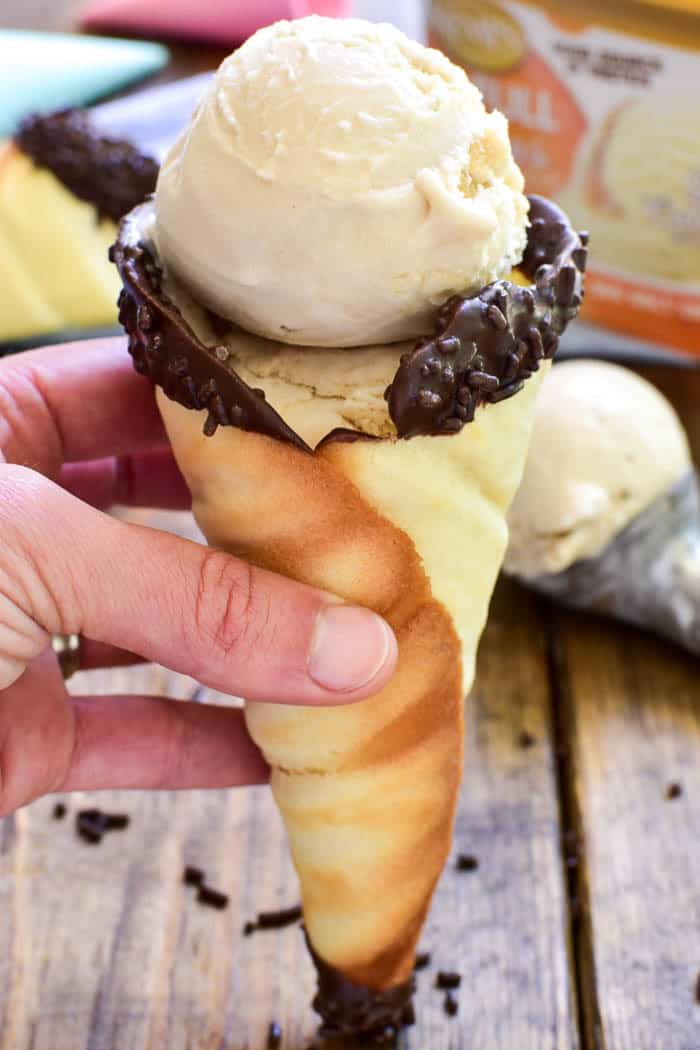 Leve o seu cone de gelado favorito de Verão ao nível seguinte com Cones de açúcar caseiros! Estes cones são fáceis de fazer, com apenas um punhado de ingredientes, e têm um sabor espantoso. O melhor de tudo, não é necessário fazer cones de waffle. O que significa que qualquer pessoa os pode fazer! Estes cones de gelado caseiros podem ser feitos no forno ou no fogão, e podem ser facilmente feitos em diferentes tamanhos e decorados para diferentes ocasiões. São a forma perfeita e fácil de tornar ainda melhor os seus gelados preferidos!'s no waffle cone maker required. Which means anyone can make them! These homemade ice cream cones can be made in the oven or on the stovetop, and they can easily be made in different sizes and decorated for different occasions. They're the perfect EASY way to make your favorite frozen treats even better!