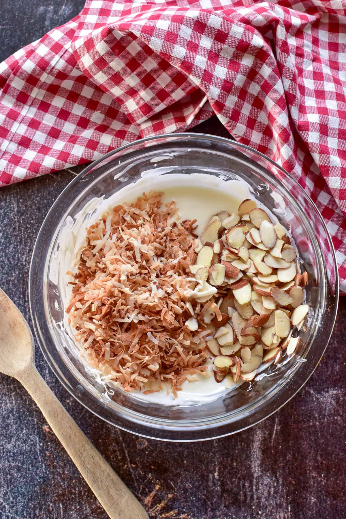  Bol de chocolat blanc fondu avec noix de coco grillée et amandes tranchées