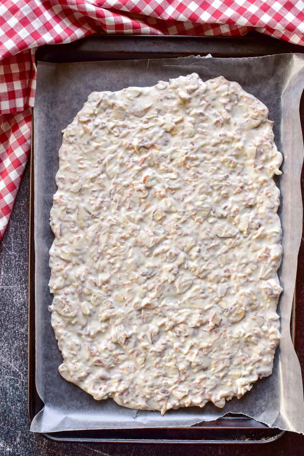  Geröstete Kokosnussrinde ausgebreitet auf Pfanne mit Wachspapier ausgekleidet