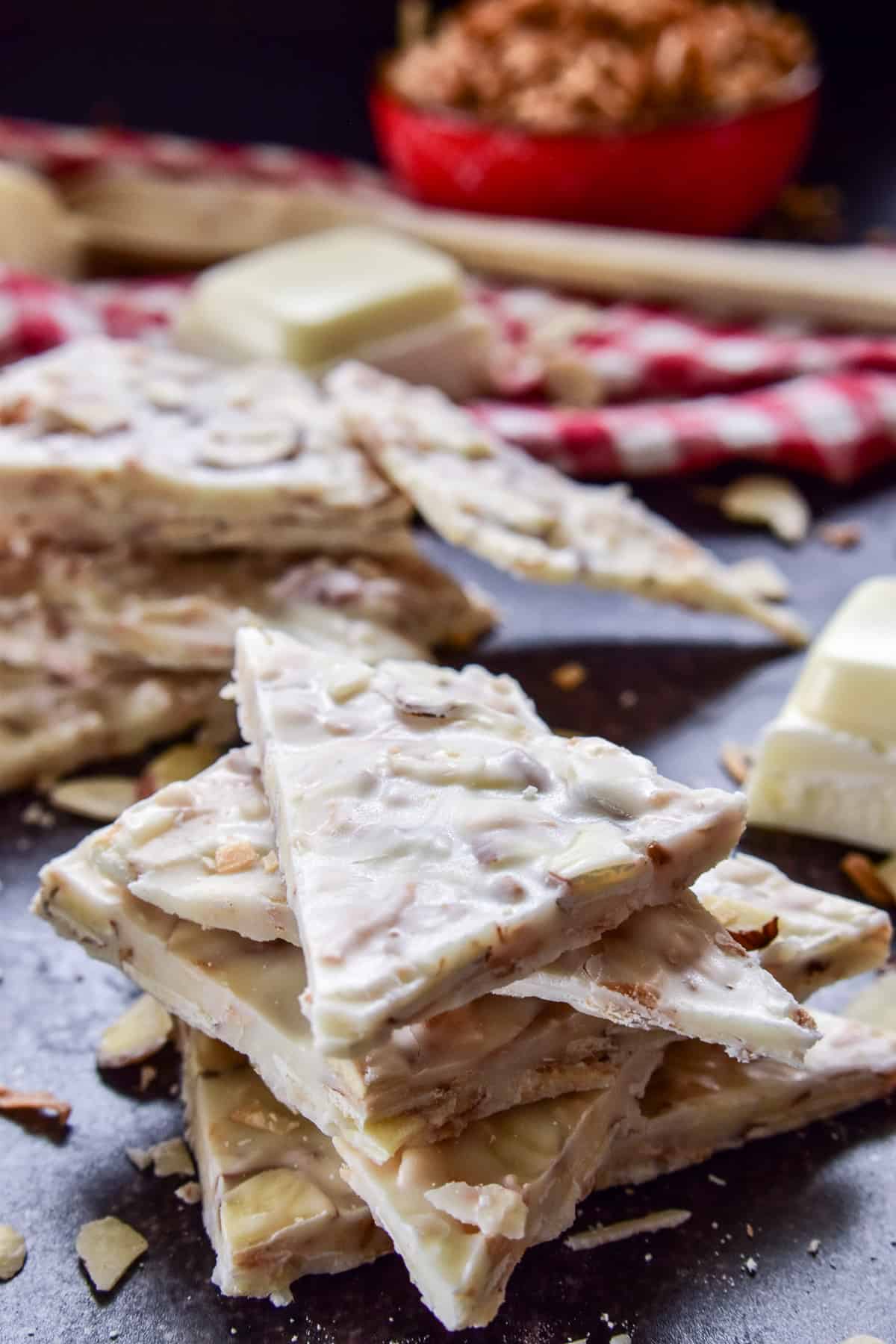 Zblízka hromadu Opékané Kokosové Kůry, nakrájíme na trojúhelníky