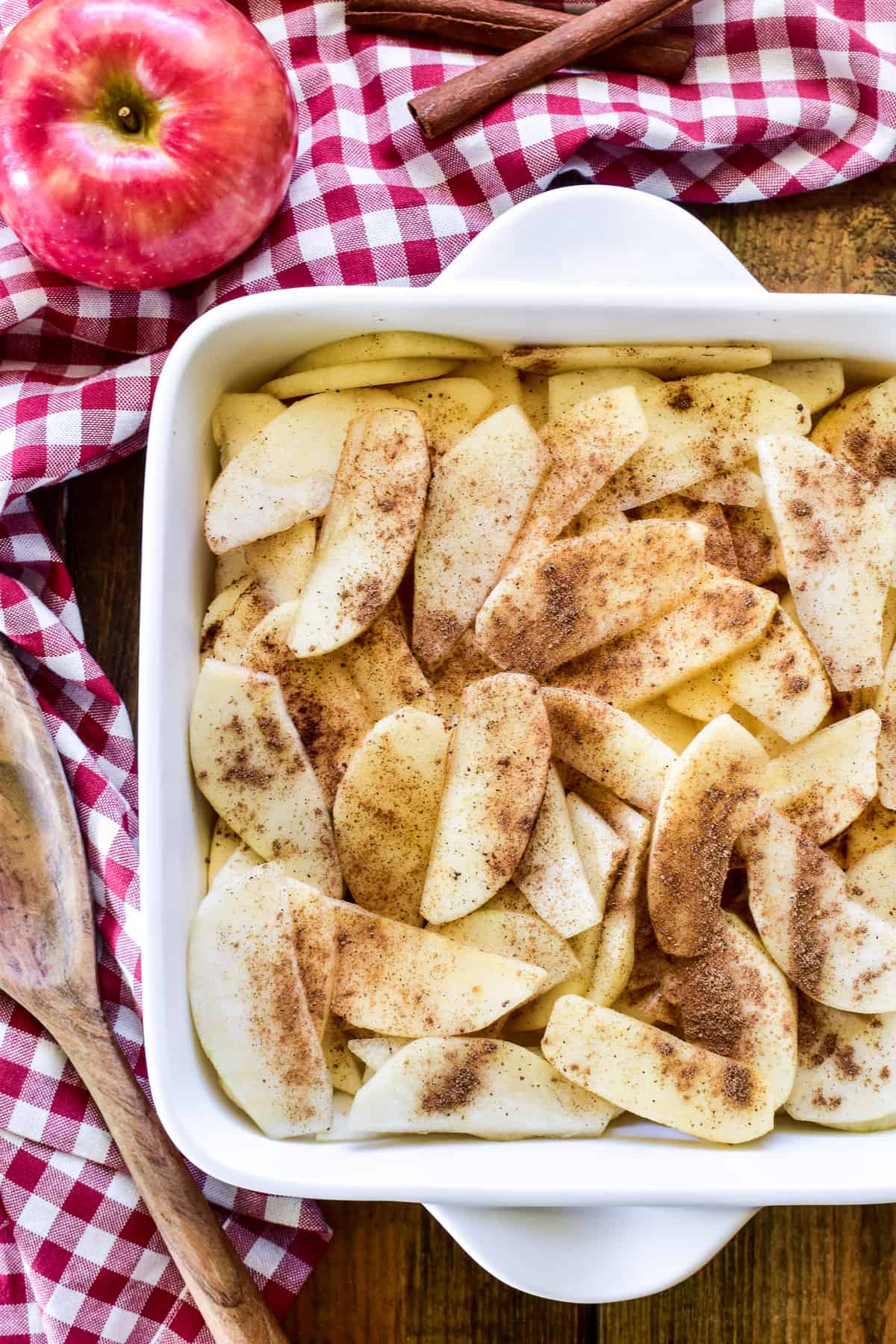 Sliced apples & pears sprinkled with apple pie spice in a baking dish